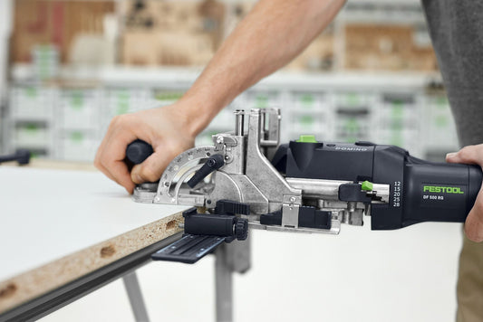 Festool Dübelfräse DOMINO DF 500 RQ in Anwendung beim Fräsen von Dübellöchern in Holz mit sichtbaren Anschlagpins