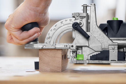 Festool DOMINO DF 500 RQ-Plus Dübelfräse beim Fräsen eines Langslochs in Holz mit Winkelskala sichtbar