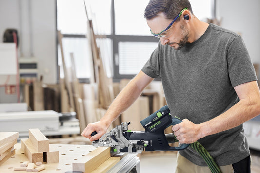 Festool Akku-Dübelfräse DOMINO DFC 500 E-Basic bei Holzverbindung, Handhabung in Werkstatt