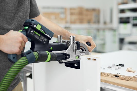 Festool DOMINO DFC 500 E-Basic Akku-Dübelfräse mit Akku in Anwendung beim Fräsen von Langlöchern in Holzwerkstück