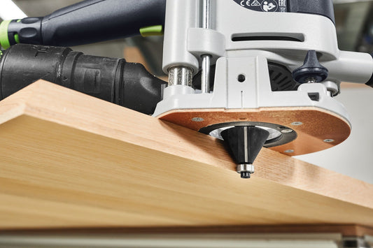 Festool Fasefräser HW mit Hartmetallbestückung bei der Anwendung an Holzkante mit Oberfräse
