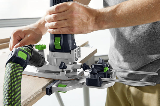 Festool Zubehör-Set ZS-MFK 700 Kantenfräsen-Anwendung mit Tastschuh auf Holzwerkstück