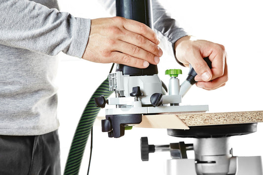Festool Modul-Kantenfräse MFK 700 KA EQ-Plus beim Bündigfräsen von Kanten an Spanplatte mit Absauganlage