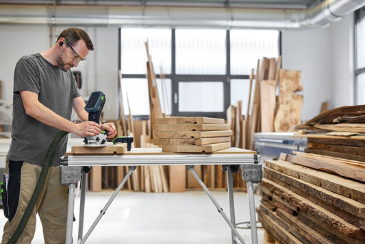 Festool Akku-Modul-Kantenfräse MFKC 700 EB-Basic in Anwendung beim Kantenfräsen an Holzwerkstücken auf Arbeitstisch