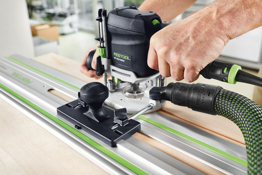 Festool Führungsschienen-Adapter FS-OF 1010 bei der Anwendung auf Führungsschiene mit Oberfräse