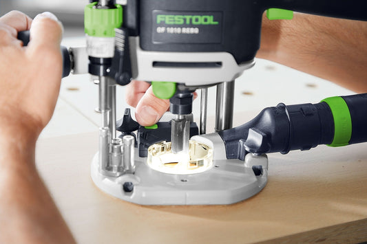 Festool OF 1010 REBQ-FS Oberfräse mit LED-Beleuchtung beim Fräsen in Holz mit Führungsschiene
