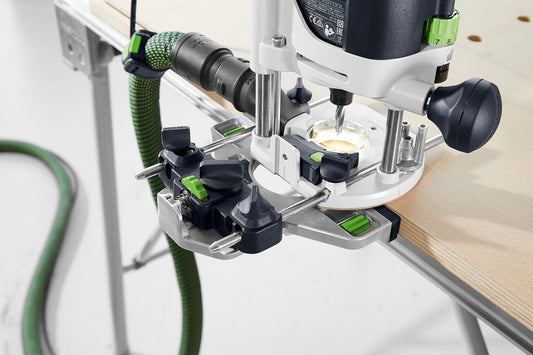 Festool OF 1010 REBQ-FS Oberfräse mit Führungsschiene beim Fräsen, LED-Arbeitslicht und Seitenanschlag