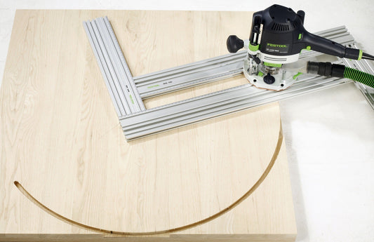 Festool Frässchablone MFS 700 mit OF 1400 Oberfräse bei Radiusausschnitt auf Holzwerkstück mit Aluminiumprofil