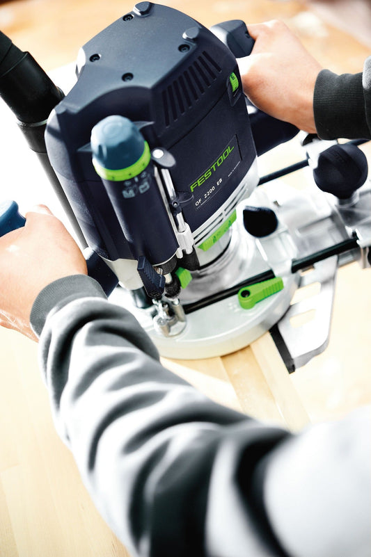 Festool OF 1400 Oberfräse mit Seitenanschlag in Anwendung, Parallelführung an Werkstückkante