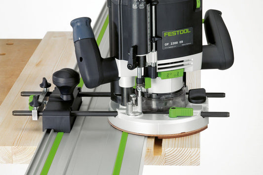 Festool OF 2200 Oberfräse mit Führungsanschlag auf Führungsschiene beim Fräsen in Holz