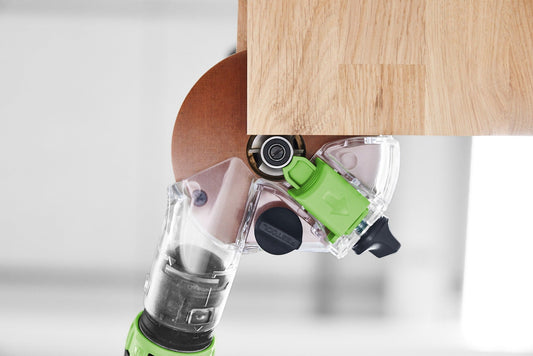 Festool Kantenfräse OFK 500 Q-Plus mit transparenter Absaughaube beim Fasen einer Holzkante
