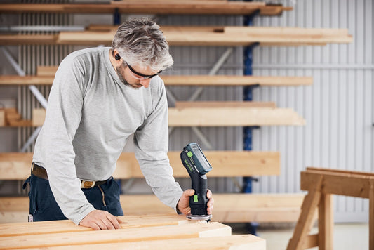 Festool Akku-Kantenfräse OFKC 500 R3 EB-Basic im Einsatz beim Abrunden von Holzkanten auf Werkstück