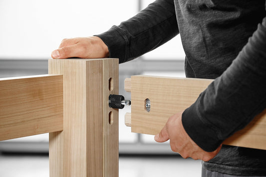 Festool Verbinder-Set EV/32 Holzverbinder werden in Holzteile eingefräst, Handanwendung demonstriert