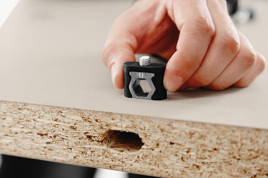 Festool Verbreiterung SV-V D14/32 wird auf Queranker aufgeclipst, Anwendungsbeispiel an Spanplatte