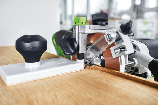 Festool Umleimerplatte UP-OF mit Zubehör auf Holzoberfläche, Oberfräse und Messwerkzeuge sichtbar.