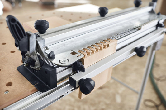Festool VS 600 Schablonen-Set Schwalbenschwanz mit Exzenterrädern auf Werkstück montiert