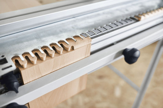 Festool Grat-/Zinkenfräser HW mit Hartmetall-Schneiden in Holzschablone eingespannt, Detailansicht