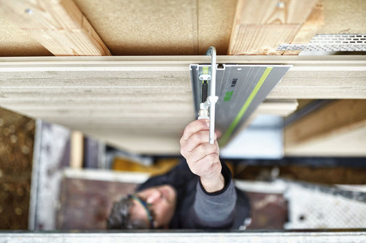 Festool Führungsschiene FS/2 bei der Anwendung an Holzwerkstück mit Wasserwaage zur präzisen Schnittführung