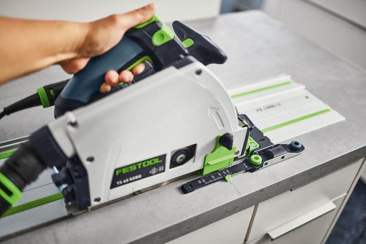 Festool FS-EP TS60 Eintauch-Positionsanzeiger wird an Führungsschiene montiert, Hand positioniert Anzeiger über Werkstück