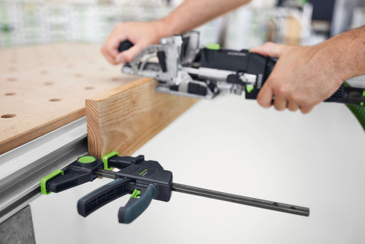 Festool Einhandzwinge FS-EZ 150/2 bei Anwendung zum Spannen von Holzwerkstück an Führungsschiene