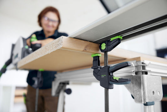 Festool Zubehör-Set ZS FS-EP TS60 mit Einhandzwingen bei der Anwendung an Führungsschiene und Holzwerkstück