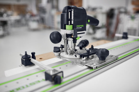 Festool Lochreihen-Set LR 32 mit Oberfräse auf Führungsschiene und 32 mm Rasterlöchern montiert