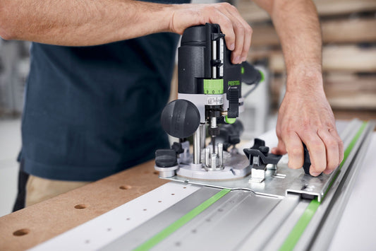 Festool Führungsplatte FP-LR 32 mit Oberfräse bei der Anwendung an Lochreihe im Holzwerkstück