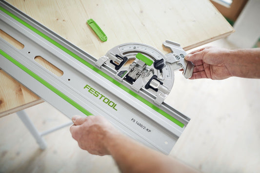 Festool Winkelanschlag FS-WA mit Schnellspannhebel auf Führungsschiene, Anwendung demonstriert
