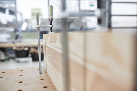 Festool Schraubzwinge FSZ 300 mit Holzgriff beim Fixieren von Holzwerkstücken in der Werkstatt.