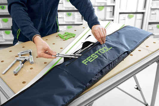 Festool FS-BAG Tasche offen mit Führungsschiene, Schraubzwingen und Zubehör auf Werkbank