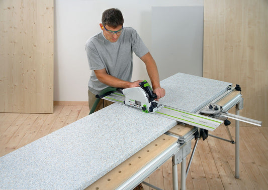 Festool Plattensäge TS 55 REQ beim Schneiden von Dämmmaterial auf Arbeitstisch mit Führungsschiene