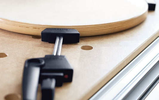 Festool MFT-SP Spannelemente mit schwarzem Klemmhebel auf MFT-Lochplatte, Detailansicht Anwendung