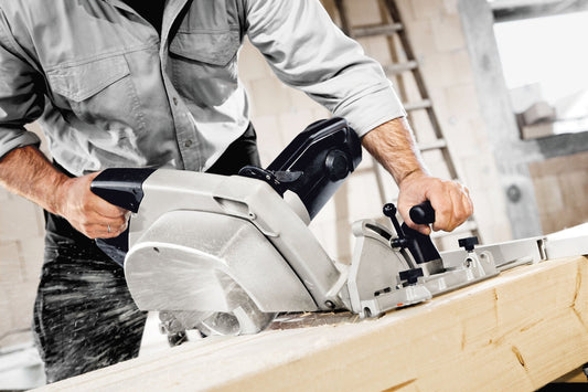 Festool Parallelanschlag PG-HK 132 im Einsatz an Handkreissäge beim Parallelschnitt auf Holzwerkstück