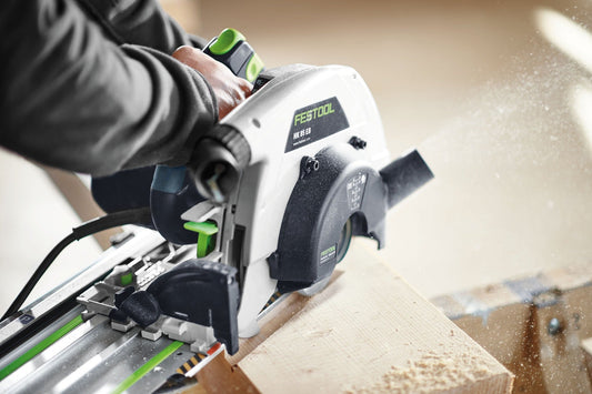 Festool HK 85 EB-Plus Handkreissäge beim Sägen in Holz mit Führungsschiene und Pendelhauben-Fernbedienung.