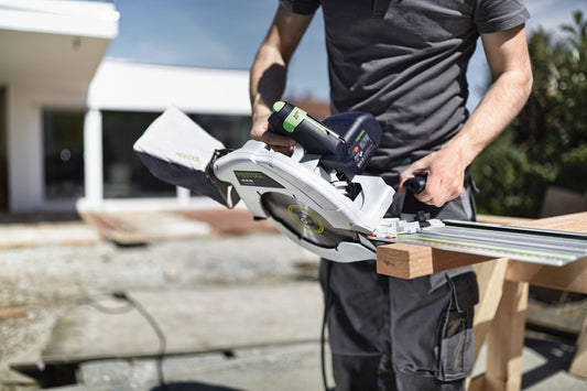 Festool HK 85 EB-Plus-FS Handkreissäge beim Schneiden von Holz mit Führungsschiene FS 1400/2