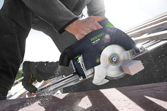 Festool HKC 55 EB Handkreissäge beim Schneiden von Holz mit Kreissägeblatt in Aktion