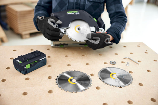 Festool Kreissägeblatt WOOD STANDARD HW mit Hartmetallzähnen, Akku und Handkreissäge bei Holzbearbeitung