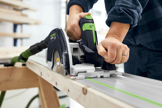 Festool Handkreissäge mit Kreissägeblatt beim Längsschnitt in Holz, grüne Führungsschiene sichtbar