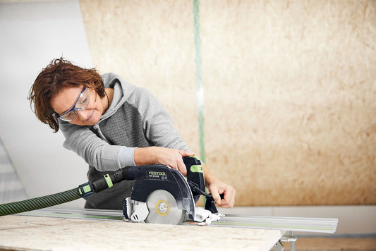 Festool Akku-Handkreissäge HKC 55 KEB im Einsatz mit Kappschiene FSK 420 beim Sägen von Holz