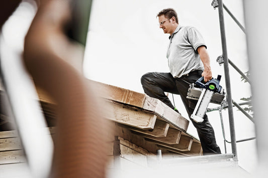 Festool Schwertsäge IS 330 EB im Einsatz beim Zuschnitt von Dämmstoffen auf der Baustelle