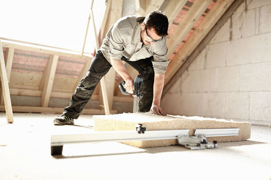 Festool ISC 240 EB-Basic Akku-Dämmstoffsäge beim Zuschnitt von Dämmstoffen auf Baustelle