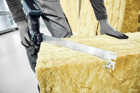 Festool Sägeblatt Dämmstoffsäge wird in gelbe Mineralwolle geschnitten, Anwendungsbeispiel mit T-Schaft-Aufnahme