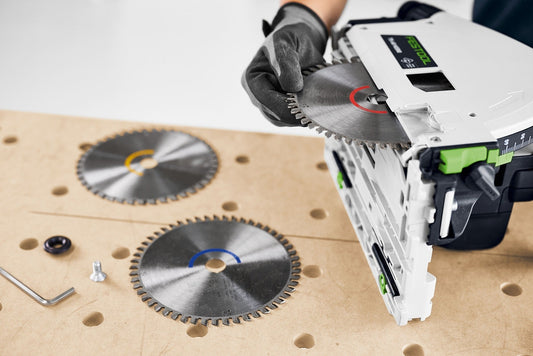 Festool Kreissägeblatt-Set KSB-SORT/3 W/L/A 168 mm bei der Anwendung an Kreissäge auf Holz