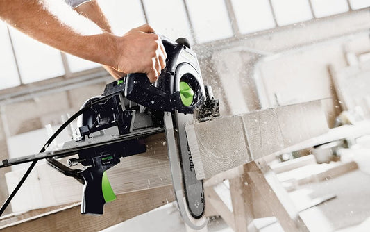 Festool Schnellspanner FS-RAPID/L beim Fixieren einer Führungsschiene an Holz, Anwendungsbeispiel.