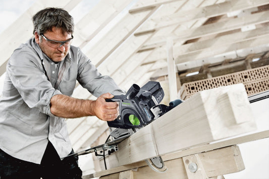 Festool SSU 200 EB-Plus Schwertsäge im Einsatz beim Sägen von Holz mit grüner Wasserwaage sichtbar