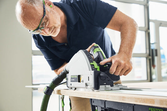 Festool Tauchsäge TS 55 FEBQ-Plus-FS im Einsatz beim präzisen Tauchschnitt in Holzwerkstoff