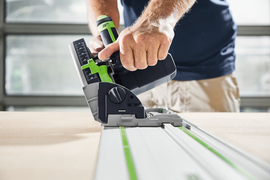 Festool TS 55 FEBQ-Plus-FS Tauchsäge bei Tauchschnitt auf Holzwerkstück mit Führungsschiene
