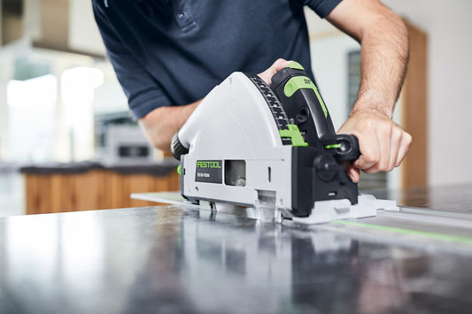 Festool TS 55 FEBQ-Plus Tauchsäge bei Tauchschnitt auf Werkstück, Anwendungsbeispiel