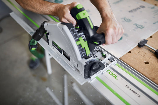 Festool Kreissägeblatt wird in Führungsschiene eingesetzt, Anwendung beim Sägen von Holzwerkstoff