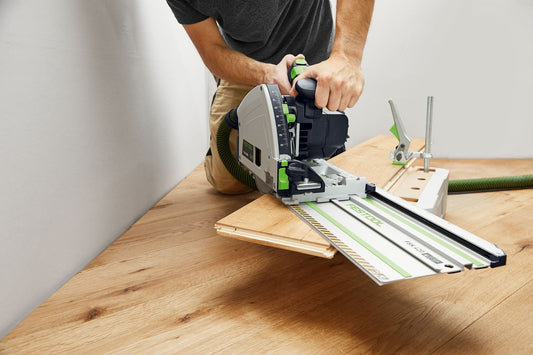 Festool TS 60 Tauchsäge bei Präzisions-Tauchschnitt in Holzwerkstoff mit Führungsschiene und Absauganlage